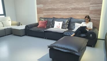 Мягкий мебельный комплект: просторный 4-6‑местный диван с широкими