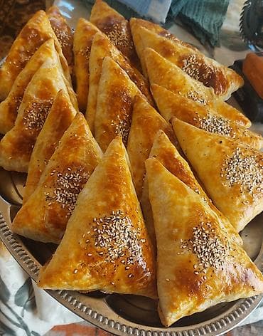 Самса с курицей треугольная, домашняя, свежевыпеченная. - Тесто