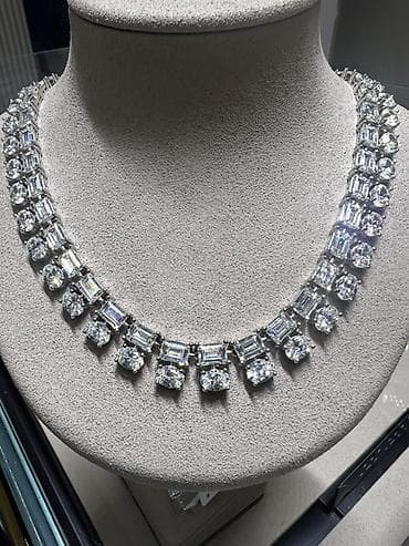 Серебряное Колье с сияющими камнями в классическом исполнении -