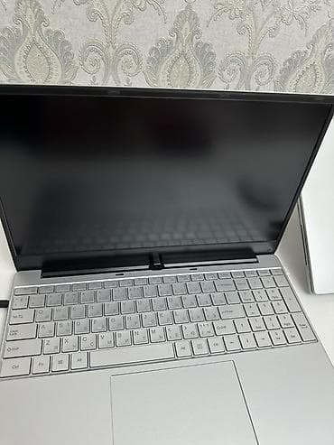 Ноутбук серебристого цвета - RAM:8 GB, Intel(R) CORE (TM) i5 SSD