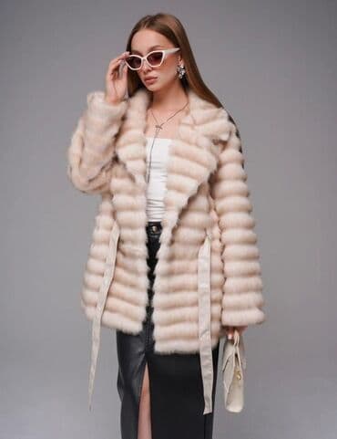 шуба кроликовая: Шуба из светлого меха с горизонтальной стрижкой - Силуэт: прямой, до — 1