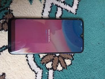 samsung flip: Смартфон с раскладным форм‑фактором (флип). Компактный корпус — 3