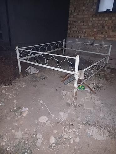 двухспальный бу: Двуспальная кровать, Без матраса, длина - 220 см — 1