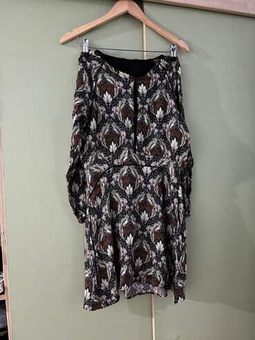 платье в клетку с белым воротником: Продается необычное платье с узорами, состояние идеальное — 1