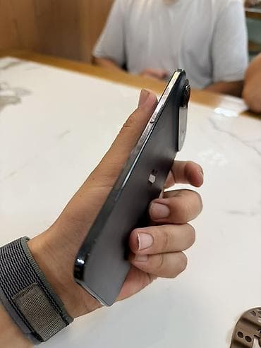 iphone se1: IPhone Air, Б/у, 256 ГБ, Черный, Чехол, 94 % — 5