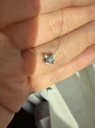 Киреге берилүүчү кийимдер: Колье с бриллиантом на леске от ювелирного дома Delta ( Россия) золото — 6