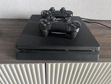 Игровая консоль Sony PlayStation 4 Slim (PS4) в комплекте с двумя