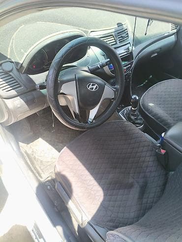самый дешёвый авто: Hyundai Solaris: 2015 г., 1.4 л, Механика, Бензин, Седан — 8