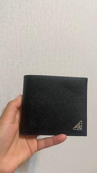другие украшения: Кошелёк PRADA Milano, мужской, классическая модель bi-fold. - — 2