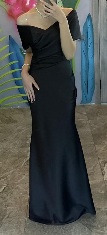 Мырзалардын бут кийими: Вечернее платье в пол, черное, с открытыми плечами. - Силуэт — 1