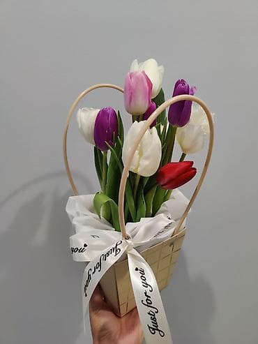 продажа тюльпанов оптом: Мини-композиция из тюльпанов в корзиночке - Состав: свежие тюльпаны — 2