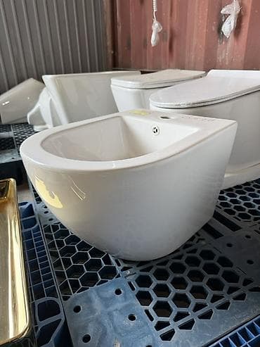 смесители сантехника: Подвесное биде из сантехнического фарфора, белый цвет. Особенности: - — 1