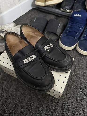 Мокасины и лоферы: Женский лоферы черного цвета с металлическим декоративным элементом на — 2