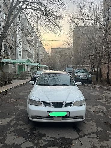 мало метражка: Белый седан компакт-класса с четырьмя дверями. Кузов и внешний вид: - — 1