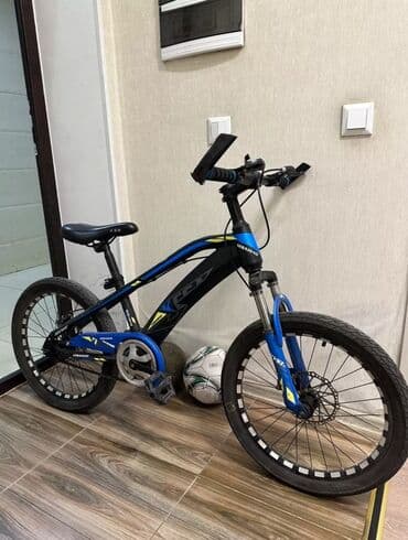 шины на внедорожник: Велосипед с прочной рамой черного цвета с синим акцентами. Продаётся — 1