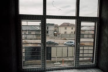 Үйлөрдү сатуу: 📍Биримдик куттан🏠эки кабаттуу кызыл кирпичтен үй сатылат. Үй эки — 10