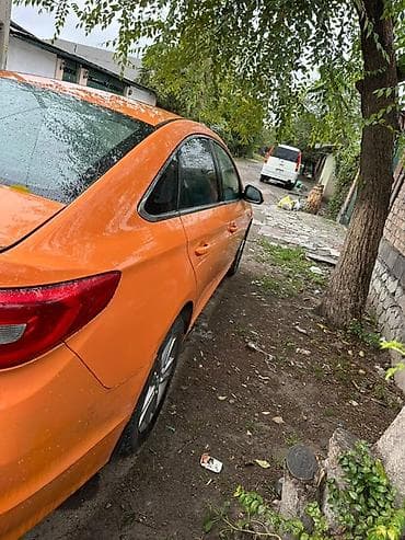 Яркий оранжевый седан с динамичным силуэтом и выразительной оптикой