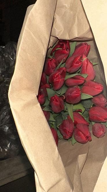 шапке: Букеты тюльпанов - Срезанные тюльпаны в крафтовой и белой бумаге — 6