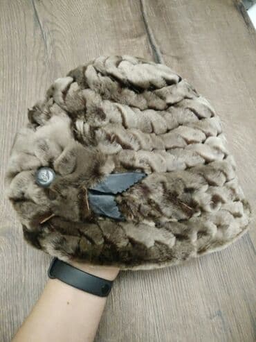 Натуральная меховая шапка, вязанная