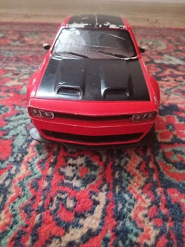 mini gt: Игрушечная модель автомобиля купе (масштаб примерно 1:18–1:24). - — 2