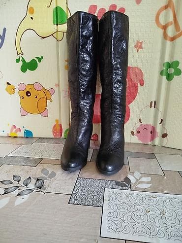 foot patch: Женские высокие сапоги из чёрной кожи с тиснёным узором.Весенне - — 2