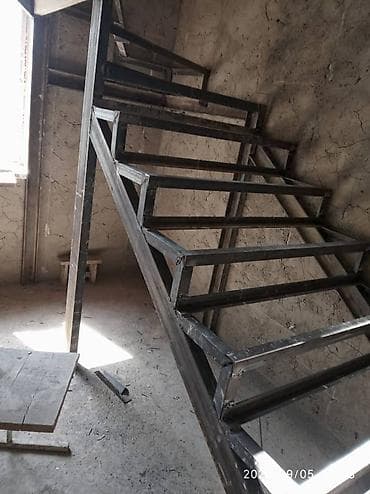 Тепкичтер жана тетиктер заказ менен: Агач тепкичи Жеке менчик үй үчүн, Жыгачтын туру: Эмен, Тепкичтин формасы: Бургуланма, Стиль: Классикалык — 2