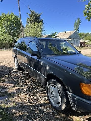 зад: Mercedes-Benz W124: 1992 г., 2 л, Механика, Бензин, Универсал — 7