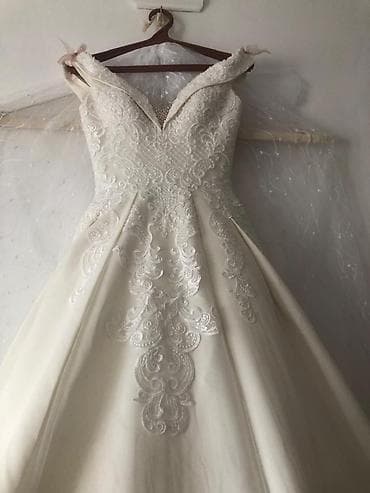 Прокат одежды: Свадебное платье (Италия) Цвет: Айвори. Фасон: Открытые плечи, есть — 3