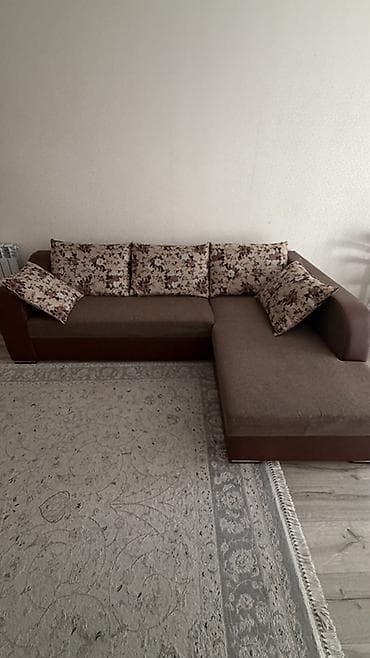 Угловой диван, C подушками