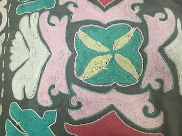 простое лоскутное одеяло: Ручной декоративный текстиль с национальным орнаментом.Старинный — 2