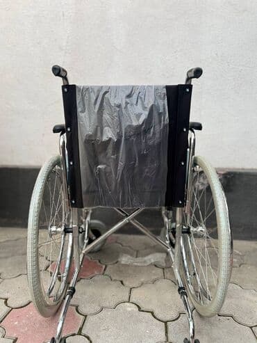 Корректоры осанки: Инвалидная коляска с хромированной рамой. Оснащена подлокотниками с — 3
