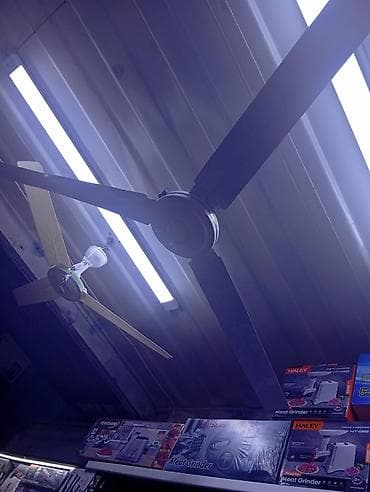 похудения: Потолочный вентилятор с пятью лопастями синего цвета. В центре — 5