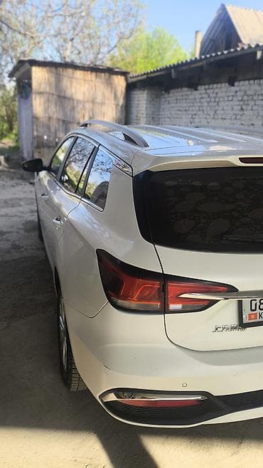 ниссан лиаф: Автомобиль седан/универсал белого цвета Современная передняя оптика — 8