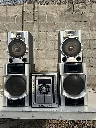 Наушники: Музыкальный центр с акустикой Sony Комплект: - Главный блок Sony — 2