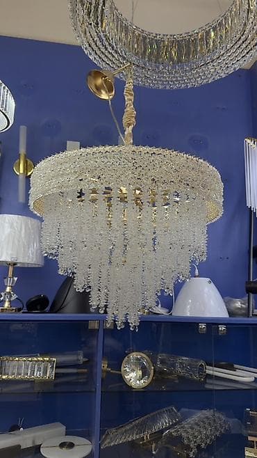 Хрустальная подвесная люстра в современном классическом стиле. -