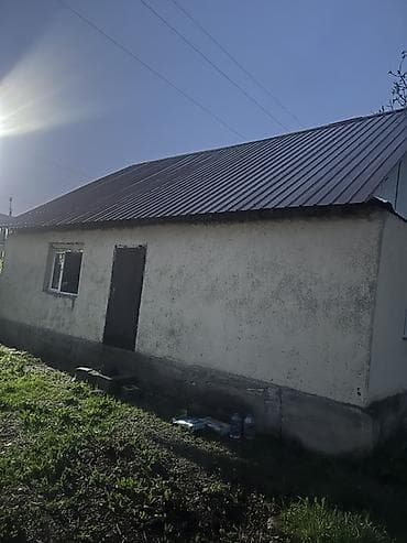 Дом с участком - Отдельно стоящее одноэтажное здание с двускатной