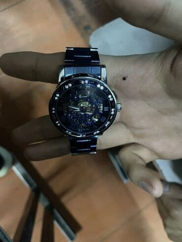 Механические наручные часы с открытым скелетоном и синим оформлением.х