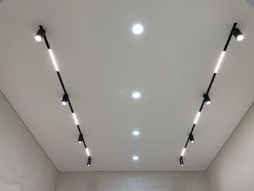 встраиваемые потолочные светильники: Натяжной потолок с точечными светильниками и трековой системой — 5