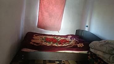 Кровать двуспальная с мягким изголовьем и бортиком. Каркас из ЛДСП