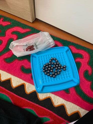 Продаю игрушку с магнитиками магниты очень сильные приклеиваются