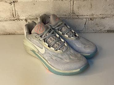 louis vuitton: 🟣⚪ Первая пара (фиолетово-зелёные) Это линейка Nike KD (Kevin Durant) — 1