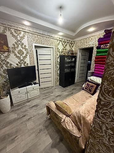 недвижимост: Срочно!! Продается полдома, подходит под бизнес. Расположен на первой — 10