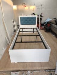 Мебельные гарнитуры: Односпальная кровать с мягким изголовьем и металлическим основанием — 3