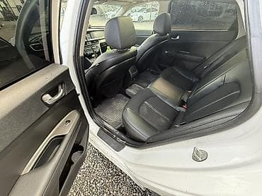 посадка машины: Белый седан бизнес-класса с динамичным дизайном и спортивными — 6