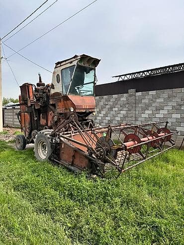 камбайн риса уборишни: Продаётся комбайн для уборки люцерны. Все заводское, включая жатку — 4