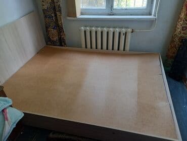 безкаркасная кровать: Продаётся кровать полуторка, с высоким изголовьем, без матраса. Ширина — 1