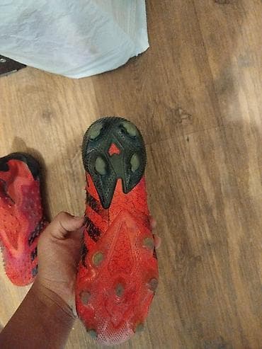 футболисты: Футбольные бутсы Adidas с ярким красно-черным дизайном, разработанные — 1