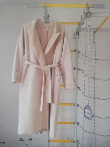 pull bear: Женские верхние вещи — пальто и шуба-накидка с поясом Описание: - — 4