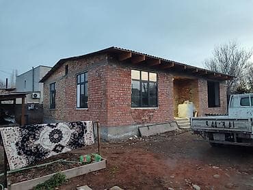 - Окна: крупноформатные, пластиковые профили с чёрными рамами