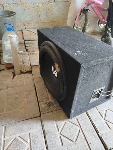 купить сабвуфер в машину бу: Автомобильный сабвуфер в корпусе из черного карпета. Оснащен одним — 2